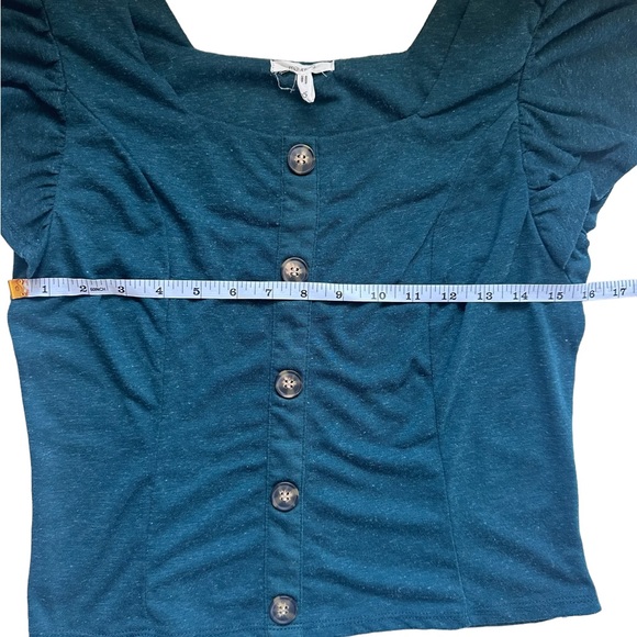 Maurice’s green faux button cap sleeve top spring summer - Picture 3 of 6